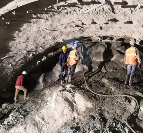 宁陕隧道拱顶带模注浆料，微膨胀注浆料的特点及施工工艺